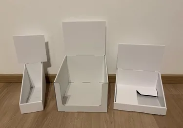 Pultdisplay aus Wellpappe für den Verkaufstresen